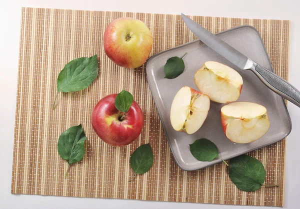 Ripe Red Apples Cut Slices Green Leaf Gray Knife Top — Stock Fotó