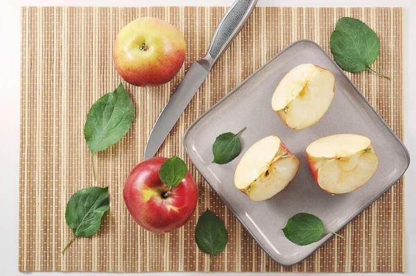 Ripe Red Apples Cut Slices Green Leaf Gray Knife Top — Stockfoto