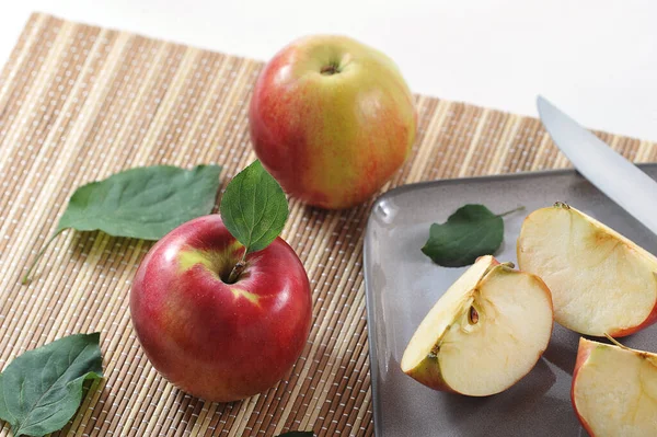 Ripe Red Apples Cut Slices Leaf — Stock Fotó