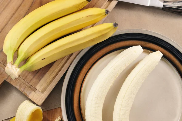 Whole Bananas Peeled Bananas Plate Top View Flat Lay — Fotografia de Stock