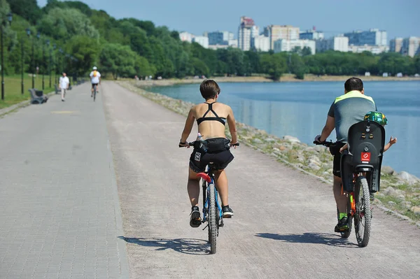 Moscow Russia July 2021 Young Family Rides Bicycles Embankment Moskva — Stockfoto