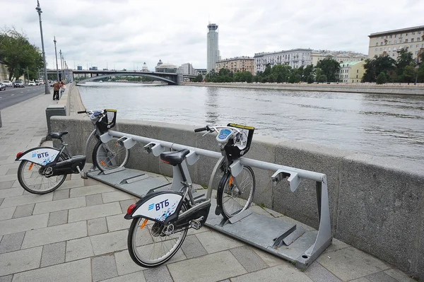 Moscow Russia July 2021 Rental Bicycles Kotelnicheskaya Embankment Moscow River —  Fotos de Stock