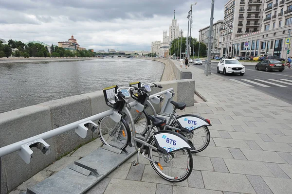 Moscow Russia July 2021 Rental Bicycles Kotelnicheskaya Embankment Moscow River —  Fotos de Stock