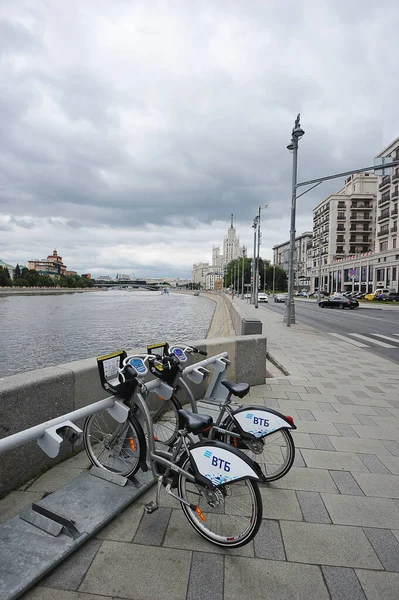 Moscow Russia July 2021 Rental Bicycles Kotelnicheskaya Embankment Moscow River — Stockfoto