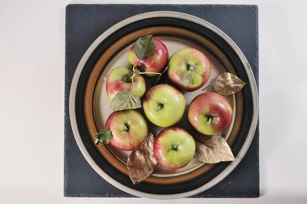 Red Ripe Apples Plate Group Apples Plate Top View Flat — 图库照片#