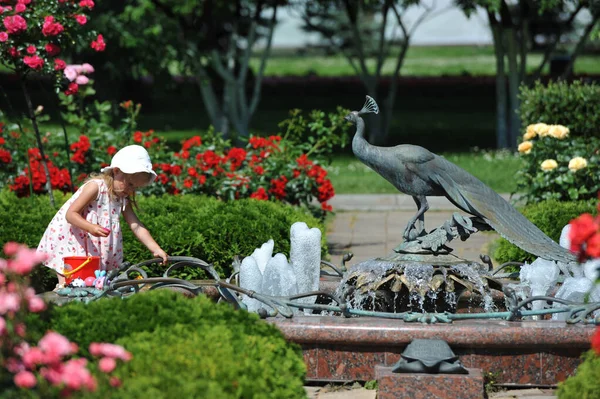 Moscow Russia June 2021 Little Girl Fountain Free Bird Happiness — Stockfoto