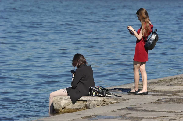 Moscow Russia June 2021 Girls Look Phone Bank Moskva River — Stock Photo, Image