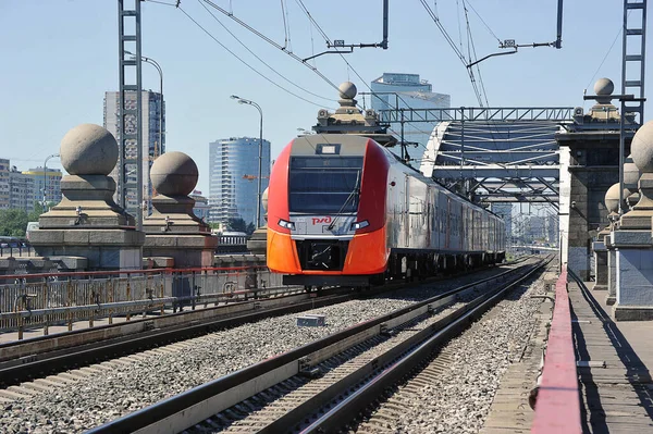 Moscow Russia June 2021 Lastochka Electric Train Goes Luzhnetsky Bridge — Photo