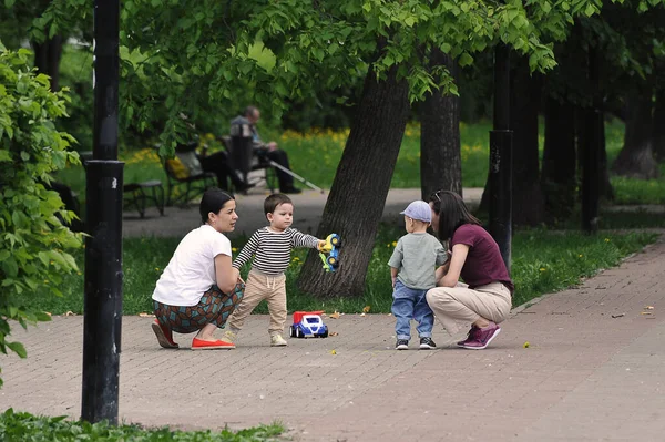 Moscow Russia May 2021 Young Mothers Young Children Play Garden — Stock Photo, Image