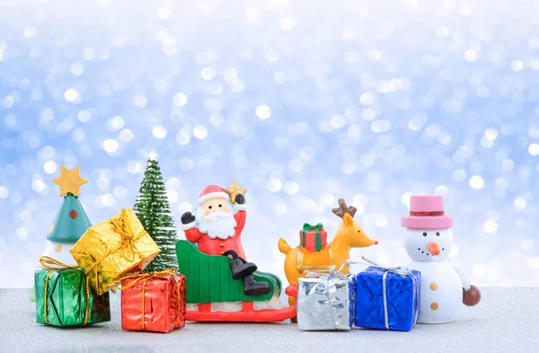Boneca Papai Noel Trenó Com Várias Decorações Natal Sobre Fundo — Fotografia de Stock