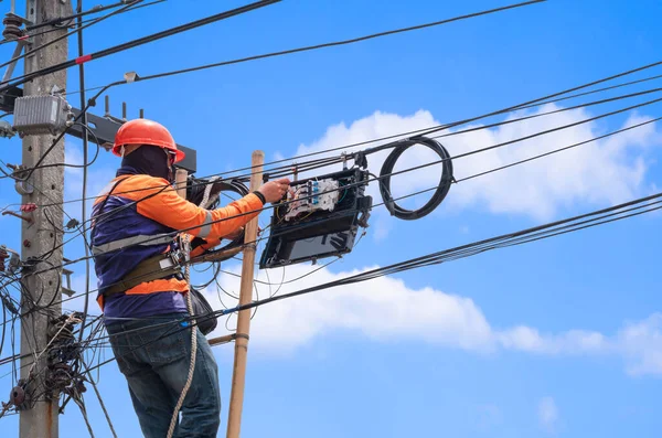 Visão Baixo Ângulo Técnico Escada Madeira Está Instalando Sistema Fibra — Fotografia de Stock