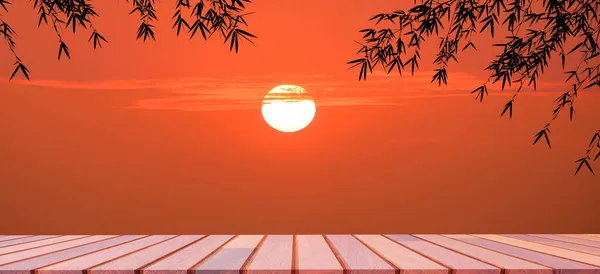 Leere Hartholztischplatte Mit Silhouettenhaften Bambuszweigen Gegen Den Sonnenaufgangshimmel Ländlichen Szenehintergrund — Stockfoto