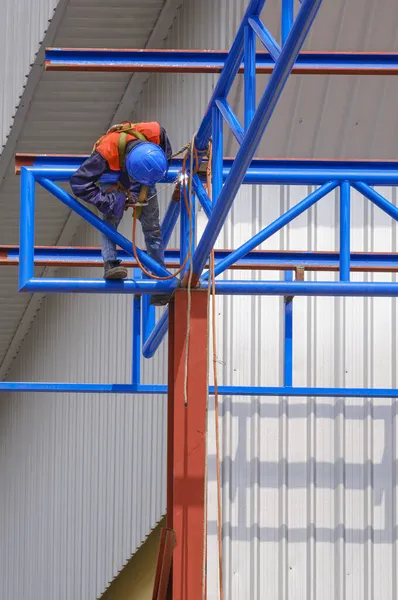 Vue Angle Bas Travailleur Construction Avec Équipement Sécurité Soudure Structure — Photo
