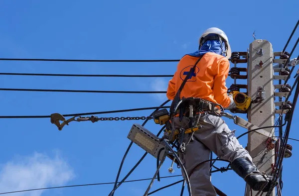 Visão Baixo Ângulo Eletricista Com Equipamentos Segurança Várias Ferramentas Trabalho — Fotografia de Stock