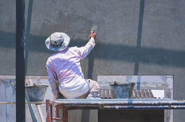 Zadní Pohled Asijského Stavitele Dělníka Lešení Pomocí Lešticí Betonové Stěny — Stock fotografie
