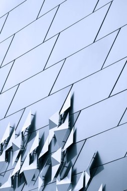 Alüminyum kompozit duvar dekorasyonundaki paslanmaz çelik plakaların soyut arkaplanı ve yüzey üzerindeki serin ışıklandırma tek renk tarzı ve dikey çerçeve