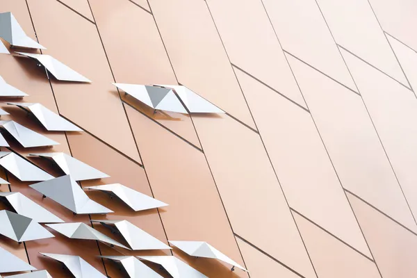 Kahverengi alüminyum alaşımlı duvar dekorasyonundaki paslanmaz çelik plakaların soyut arkaplanı ve yüzeyinde gradyan ışık var.