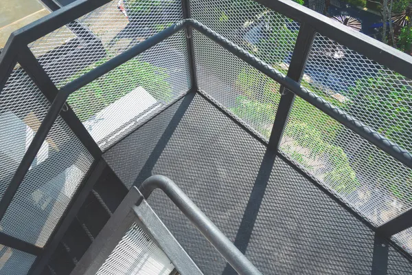Вид Сверху Черные Металлические Ступеньки Балюстрадой Пожарной Лестницы Пределами Высотного — стоковое фото