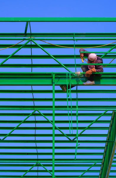 Низкий Угол Зрения Азиатского Строительного Работника Сварки Зеленой Металлической Крыши — стоковое фото