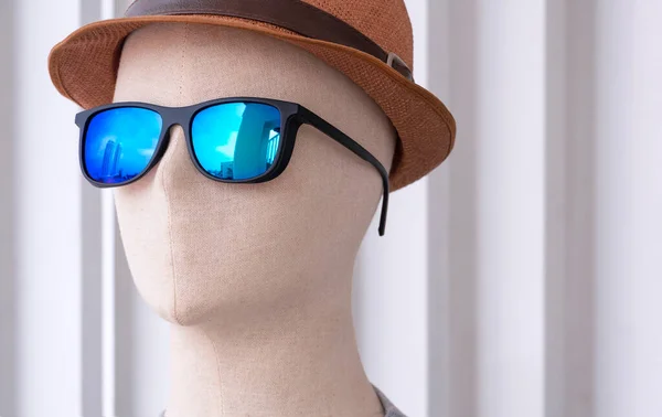 Gros Plan Mannequin Masculin Porte Des Lunettes Soleil Chapeau Fedora — Photo