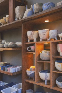 Eski tarz ve dikey çerçeveli ahşap raf dekorasyonunda birçok terracotta saksısının yan görüntüsü 