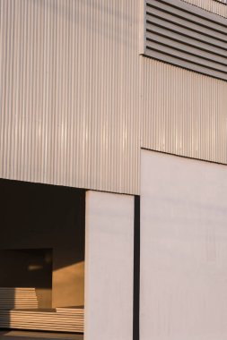 Çelik duvarın yüzeyindeki güneş ışığı ve depo yapısının kapı çerçevesinin içindeki birçok sandviç paneli yapım aşamasında. 