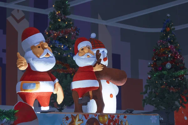 Bonecas Papai Noel Feitas Espuma Decoração Natal Exibem Com Iluminação — Fotografia de Stock