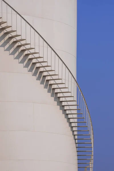 蓝天立式储油罐螺旋楼梯曲线 — 图库照片