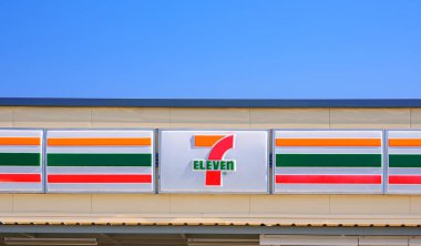 Samut Sakhon, Tayland: 22 Aralık 2021: Marketin çatısındaki 7-Eleven ambleminin ön görünümü