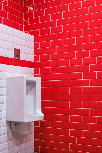 Weißes Keramik Urinal Auf Roter Fliesenwand Der Öffentlichen Herrentoilette Modernem — Stockfoto