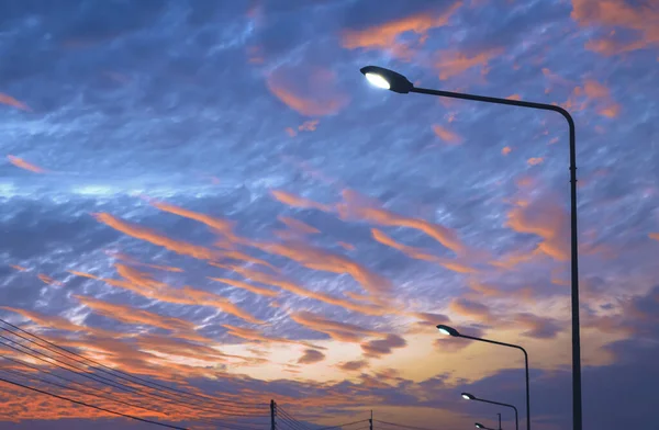 Silhouette Reihe Von Straßenlaternenmasten Vor Buntem Sonnenuntergang Himmel Hintergrund Niedrigen — Stockfoto