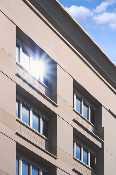 Solljus Reflektion Ytan Flera Blå Glasfönster Grå Kontor Byggnad Vägg — Stockfoto