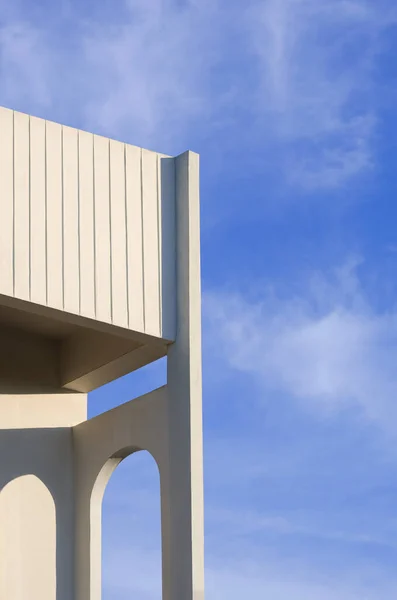 白楼阳台拱墙与蓝天白云垂直对比度低的视角 — 图库照片