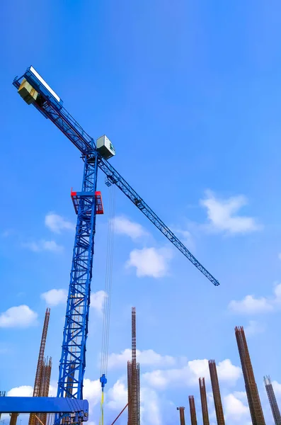 Vista Basso Angolo Della Gru Torre Con Pilastri Fondazione Barre — Foto Stock