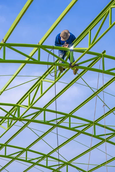 Азіатський Зварювач Зварювальний Метал Поверх Зеленого Даху Будівлі Будівлі Будівлі — стокове фото