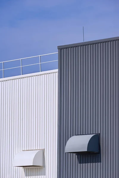 Twee Luchtkanalen Ventilatie Grijs Wit Golfmetaal Fabrieksgebouwen Muur Met Blauwe — Stockfoto