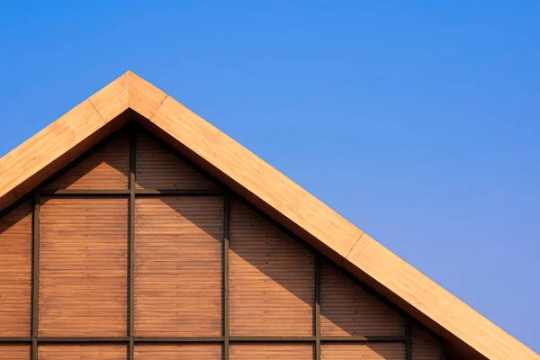 Část Vinobraní Dřevěné Štítové Střechy Battens Dekorace Proti Modré Jasné — Stock fotografie