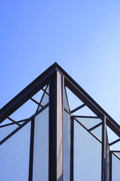 工业阁楼式现代钢结构屋外黑色金属墙的低视角垂直框架蓝天 — 图库照片