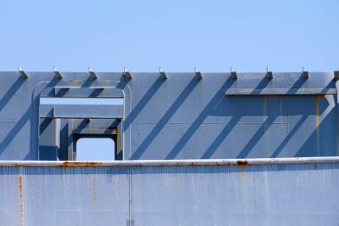 Güneşli gökyüzü arka planına karşı yapılan yenileme çalışmaları sırasında eski gri geminin gövdesinin navigasyon odası yapısının bir parçası. 