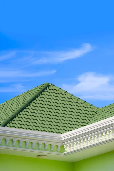 Zielony Dach Dachówki Białymi Ozdobnymi Okapami Nowoczesnego Domu Przed Chmurą — Zdjęcie stockowe
