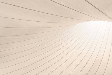 Büyük beyaz kumaş tabelanın soyut kıvrımlı çizgileri, içeriden ve aşağıdan görünüm