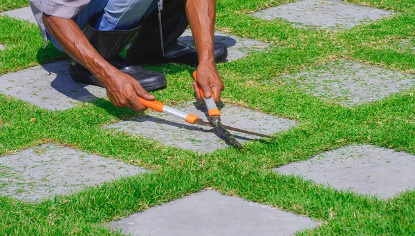 Close Worker Hand Grazing Front Yard Patio —  Fotos de Stock