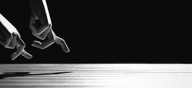 Ahşap jestler, güneş ışığı ve gölgeli tahta zemin yüzeyinde, siyah ve beyaz tarzda, iyi sağlık için koşma fikri yaratır.