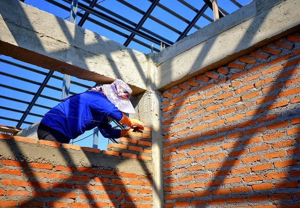 Female Bricklayer Working Build Brick Wall Structure House Construction Site — Stock fotografie