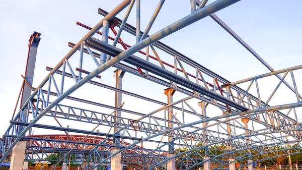 Niski Kąt Widzenia Konstrukcji Dachu Metalowego Podłożu Montażu Szczycie Konstrukcji — Zdjęcie stockowe