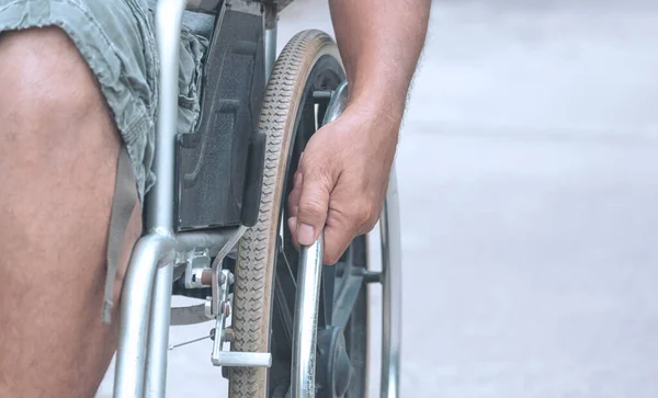Concéntrese Mano Del Hombre Discapacitado Empujando Manualmente Silla Ruedas Pavimento — Foto de Stock