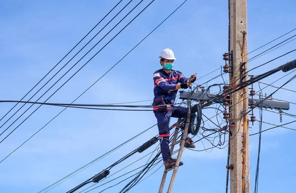 Asiatischer Techniker Mit Schutzmaske Auf Holzleiter Installiert Internet Glasfaserleitung Auf — Stockfoto