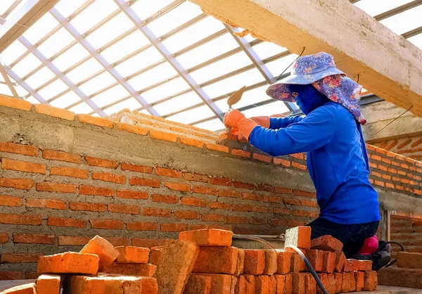 Pracovnice Dřevěné Plošině Pomocí Lopatky Stavět Cihlovou Zeď Slunečním Světlem — Stock fotografie