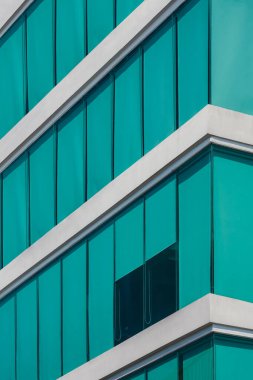 Modern cam ofis binasının düşük açılı mavi paten perdeleri minimal stil ve dikey çerçeve içinde