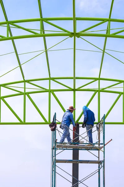Contremaître Asiatique Travailleur Construction Sur Échafaudage Travaillent Construire Structure Toit — Photo